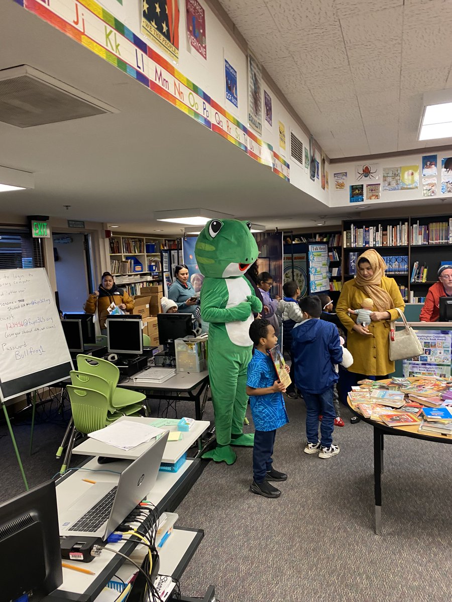 MarkTwainFWPS's tweet photo. We had an awesome Literacy Night last night. Thanks for coming, bullfrogs! #FWPSProud🐸 https://t.co/ZM0cThucWY