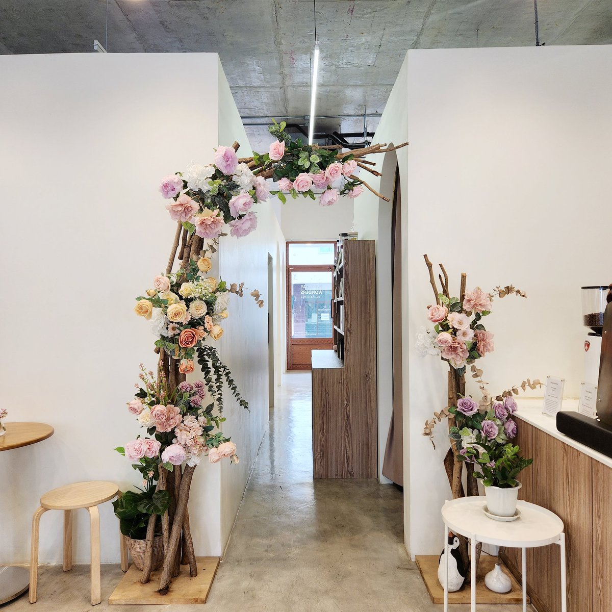 pdpodo26's tweet photo. ☕️🌼 EVD WONDERS flower&amp;coffee คาเฟ่และร้านดอกไม้ vibes ดีบรรยากาศนั่ง ทำงานได้ชิลๆ กาแฟรสชาติดีเจ้าเดียวกับ by gwin coffee

📍พิกัด : Block 28 (ติดกับตลาดสามย่าน) 

#Block28 #cafe #คาเฟ่ https://t.co/XVRSWbe068