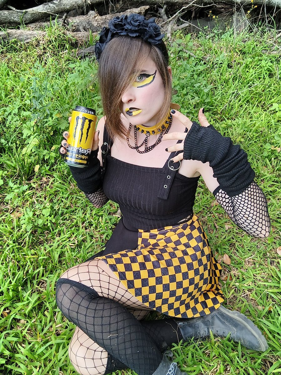 LokiElfGod_1's tweet photo. The sunbeams gently caress your cheeks as the wind wipes away all the old memories, the tears no longer falling like lemon drops as you dance in the moon light, shining like the brightest star #emo #emogirl #emostyle #emohair  #emofashion #scene #scenegirl #alternativegirl https://t.co/Ow8EUmV2gL