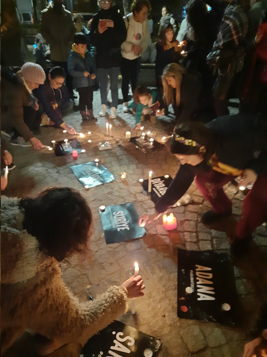 Bu gece mumlarımızı tutamadığımız yasımız için yakıyoruz. Aynı zamanda bir aydır deprem bölgelerine hala gönderilmeyen su için, çadır için, temel ihtiyaçlar için de yakıyoruz.
Sesimizi duyması gerekenlerin duymadığını biliyoruz ama biz birbirimizin sesini duyuyoruz.
#1MumYak