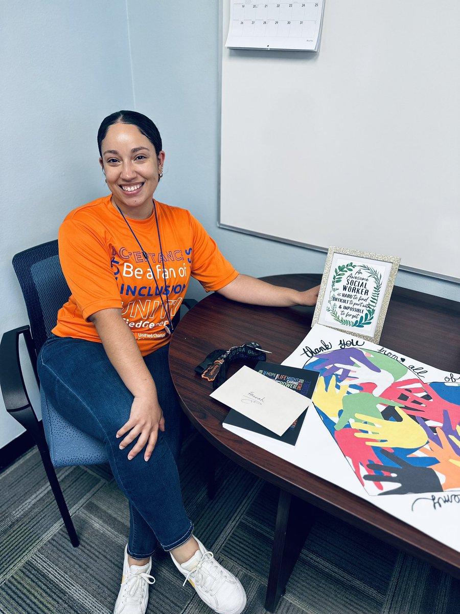 Celebrating school social worker week with the amazing Ms. Arteaga! 💙💙#loveleeschools