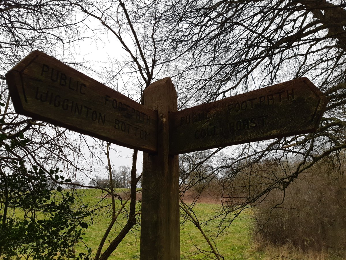 PipsticksWalks's tweet photo. The public footpath to #SundayLunch! 
#fingerpostfriday https://t.co/9jaLS4LYjV