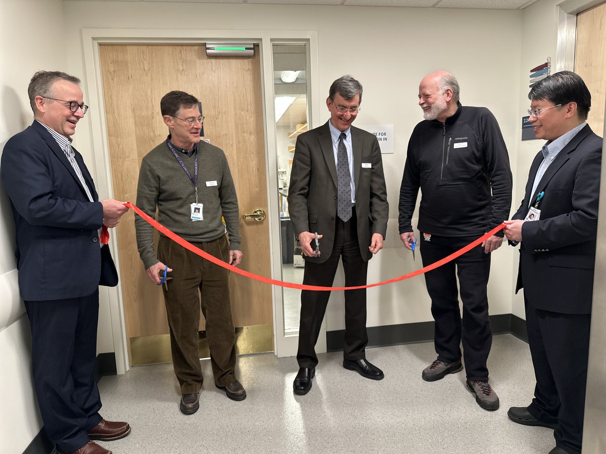 Grand opening of the i3, ribbon cutting, with Drs. Brink (center), Rosen (left), Weissleder (right), Caravan (far left), and Chen (far right). @JimBrinkMD @MGH_RI @MGHImaging @WeisslederLab @MGHCSB @MGHChenLab
