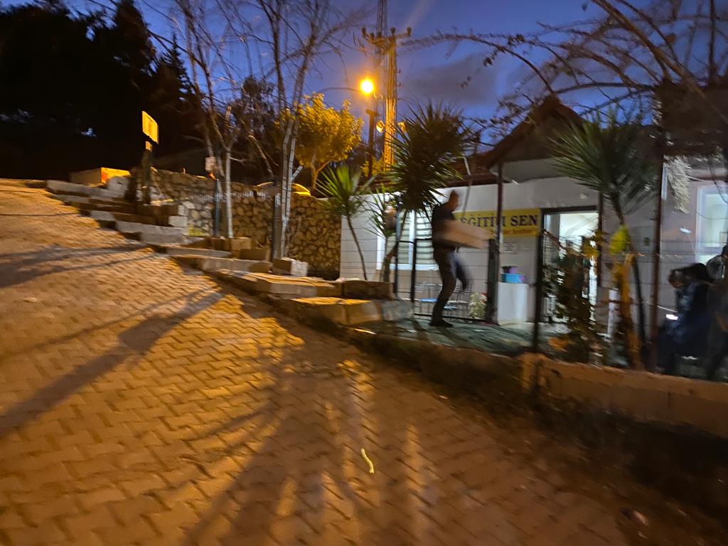 Antakya⬇
Gıda, su, hijyen ve giyim kolilerimiz Antakya ve Samadağ koordinasyon merkezimize ulaştırıldı. Emeği geçen üyelerimizi selamlıyoruz. 
 #DayanışmaEngellenemez