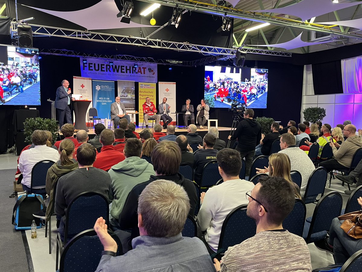 Das Podium beim „Think Tank“ in Oberwart. Es diskutieren Sylvia Gassner <a href="/gemeinsam_vida/">Gewerkschaft vida</a>, Alexander Heller <a href="/Land_Burgenland/">Land Burgenland</a>, @HalmichMichael ÖGERN, Reinhold Renner Chefarzt Rotes Kreuz Burgenland, Clemens Kaltenberger vom BVRD.at