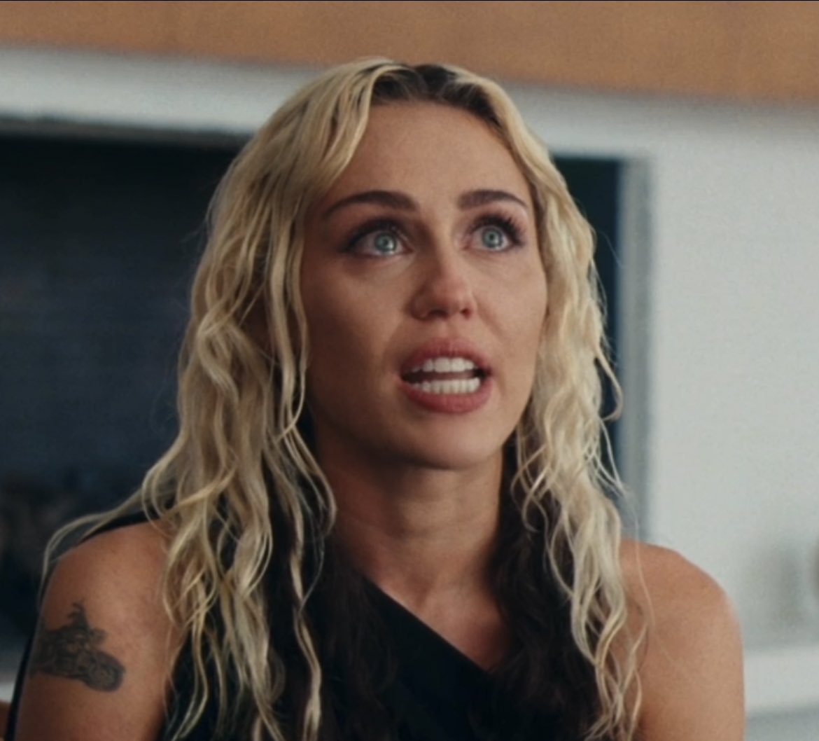 zaire yvan on Twitter "RT MileyUpdates Miley Cyrus gets emotional