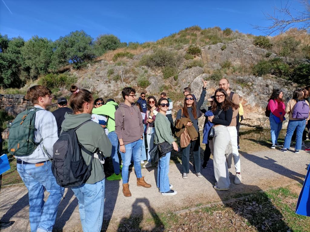 CaminosUPV's tweet photo. Estudiantes de las asignaturas de Planificación territorial del #MUTTU y Estrategias y Planes Territoriales del #MUICCP han participado hoy en la practica de campo: Plan de acción territorial en el entorno de la Vall d'Uixò.
Aquí unas 📸📸
@DACValencia
@UPV https://t.co/GVHXhCFPOT