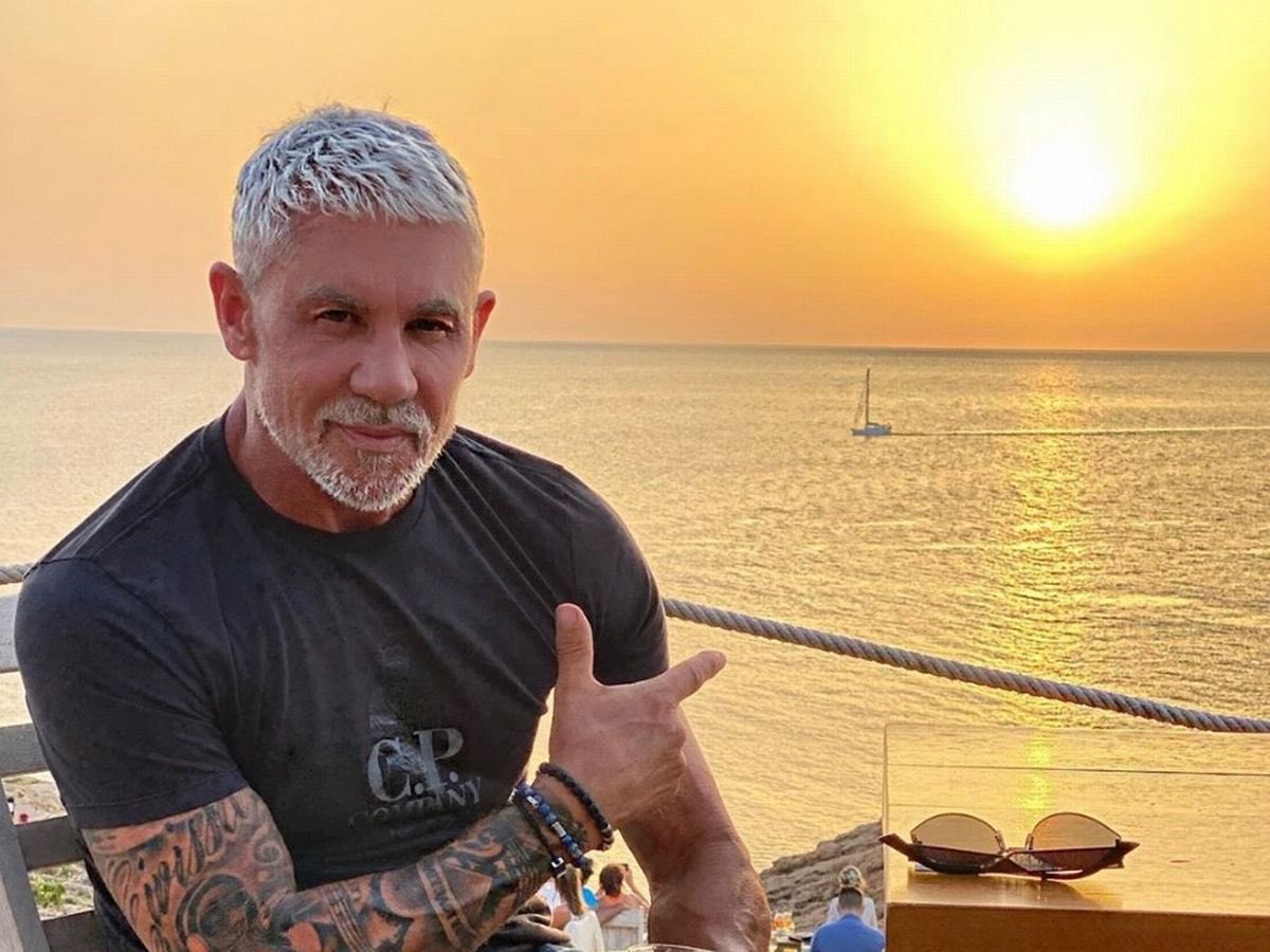 willbrazier's tweet photo. Mad when this guy turns up on our screens tomorrow at 1030 hosting Match Of The Day in a worst brotherly betrayal since Kane tombstoned The Undertaker. https://t.co/NlTBq2uvjF