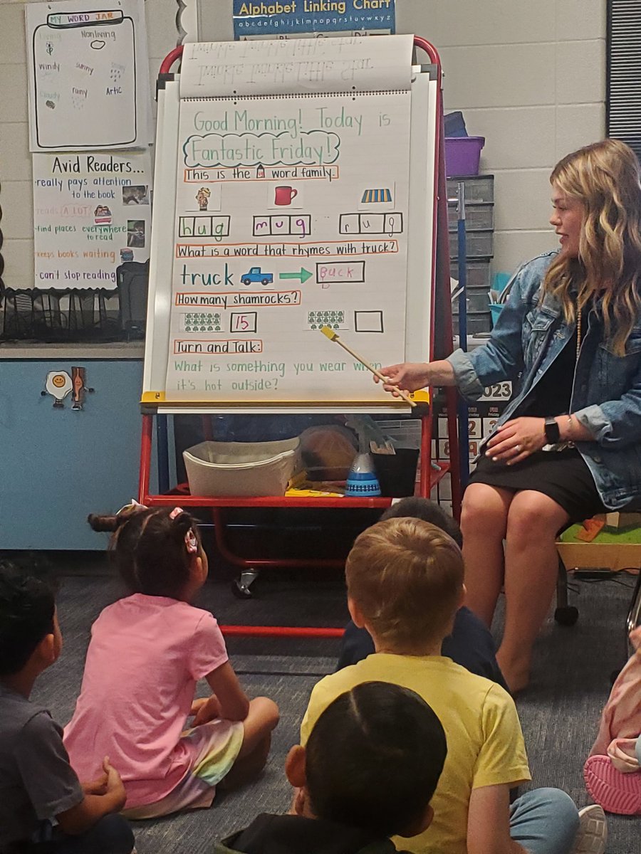 @MrsWebster_KG knows there is no limit to what can be taught during Interactive Writing! Oral language, decoding, rhyming, counting, number writing and a turn and talk prompt! #endlessskills #ReedBuildsMinds #interactivewriting @ReedElementary @CFISDPK1 @CyFairISD @cariannestroud