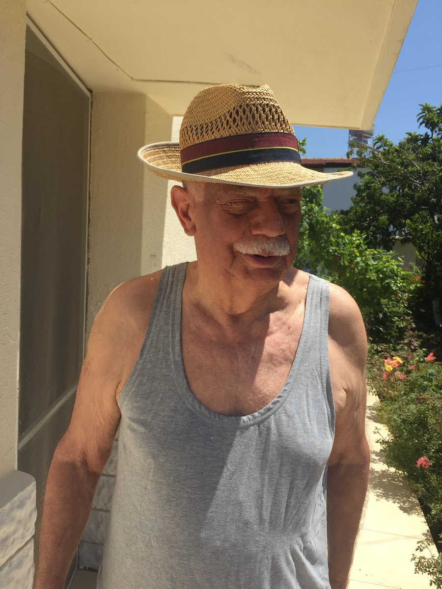 Herkes depremde kaybettiği, fotoğraflarda kalan ailesinin hikayesini anlatıyor. Bende kendi ailemin hikayesini anlatmak istedim. Beni 7 yaşımdan beri beni büyüten ailem. Biyolojik olarak çocukları olmamıştı. Ve beni büyütmek istemişlerdi.