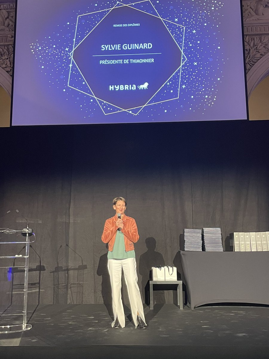 Un tonnerre d’applaudissements pour accueillir sur scène  <a href="/SylvieGuinard69/">Sylvie Guinard</a> présidente de Thimmonier, Marraine de la promotion 2022 #RDDHYBRIA