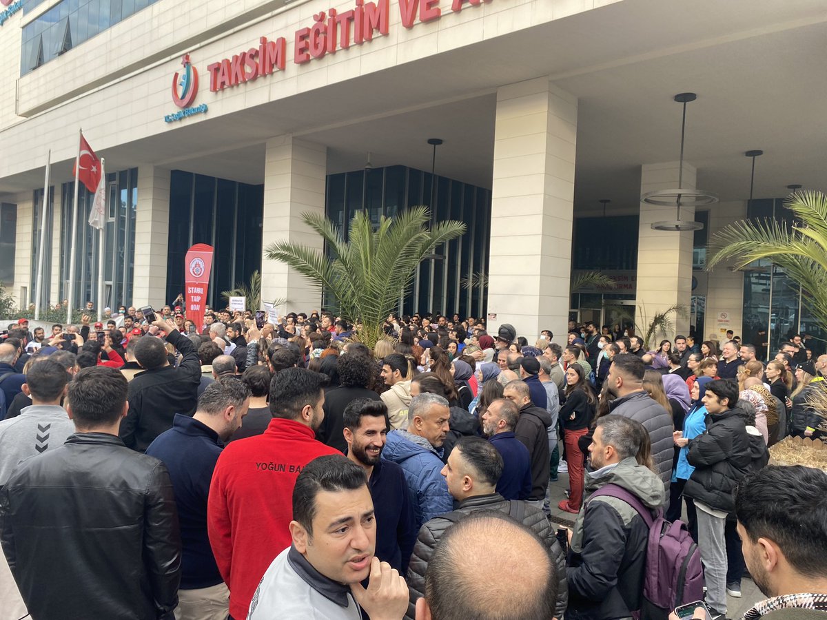 AtmacaOkn's tweet photo. Misafirlerini bekleyen Taksim Eğitim ve Araştırma Hastanesi çalışanları ektedir. #Taksimilkyardim https://t.co/h9Nxpck4kj