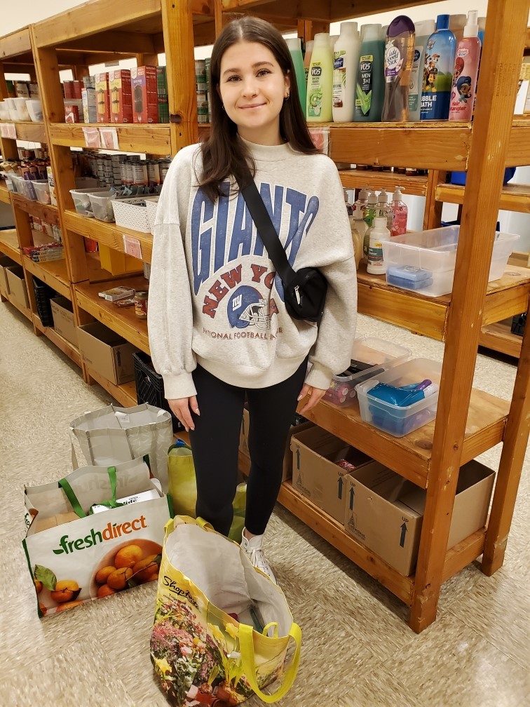 CCharitiesPat's tweet photo. Special thanks to @wpunj_edu student, Mia who collected, donated and stocked 150 lbs. of personal care and household items earlier in the week for our Hope House in Dover.
We are grateful to Mia and all of the leaders throughout our local schools who make a difference! https://t.co/KtSHFxtkEY
