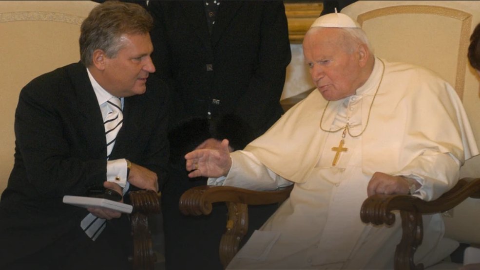 Nie miał też raczej okazji doświadczyć, jak to jest, przywozić na kolędę proboszcza z plebanii własnym Maluchem, bo księdzu szkoda brudzić auta