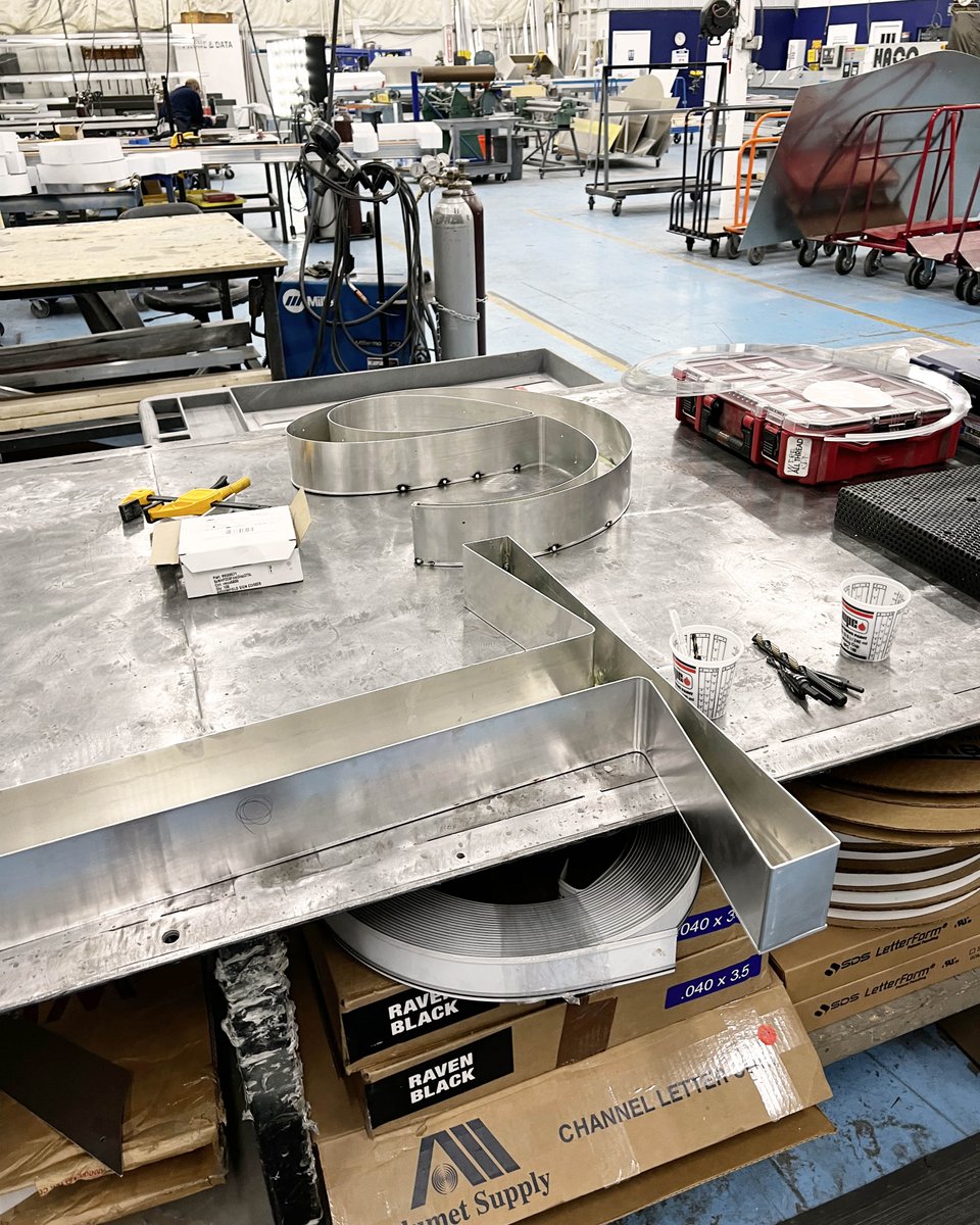 BSCSigns's tweet photo. The fabrication process is always fascinating to see. It can be done in a variety of ways, with different materials and techniques. Especially with these fabricated metal letters. Happy Friday!!!👍👏😍

#friday
#signshop
#customsigns
#lettersigns
#fabrication https://t.co/c6xCahtKt5