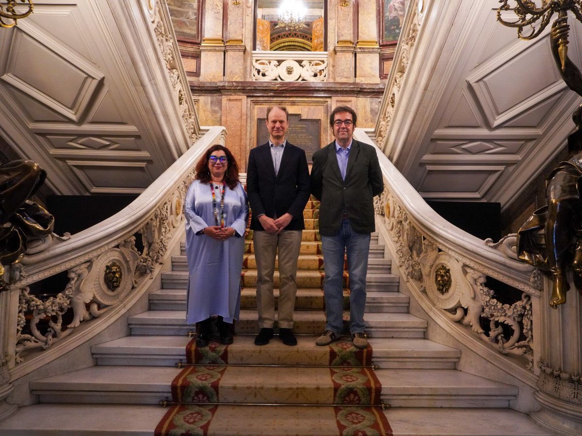 📕 141 testimonios de mujeres vinculadas de una u otra forma al arte son los que está presentando  <a href="/marielaivanier/">Mariela Ivanier</a> en su libro ‘El arte está en casa'.

🗣️ Con Carlos Alberdi y <a href="/luispradosc/">Luis Prados Covarrubias</a>. 

➡️ Están analizando cómo acercarse a la creación y las colecciones con mirada de mujer.