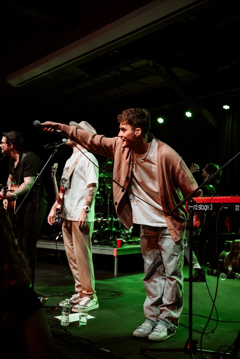 Pulled the ole let the crowd sing the words you don’t remember cardigan