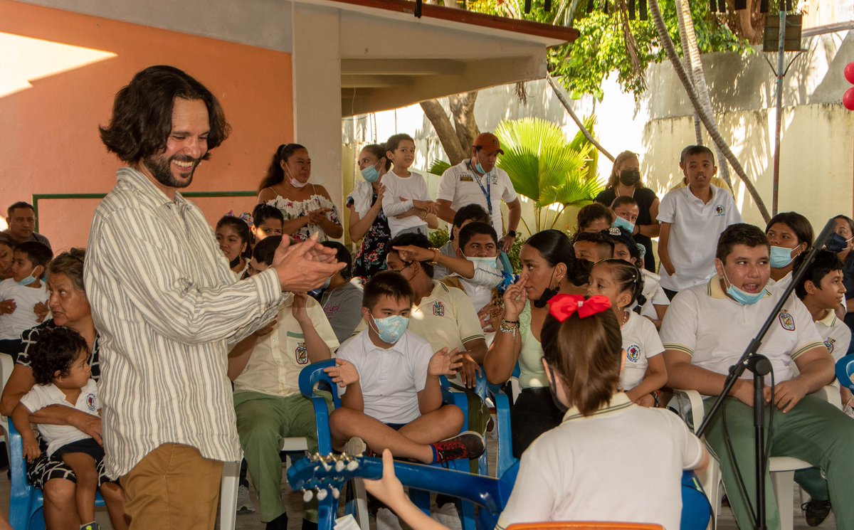 Morgan Szymanski junto con Louise Southwood, Gaby Leon, Kate Vargas y Eric McFadden visitaron dos escuelas ayer y llevaron el poder de la música para animar y ayudar a las personas con discapacidades mentales o físicas.  Gracias a Guitarras La Española por donar.