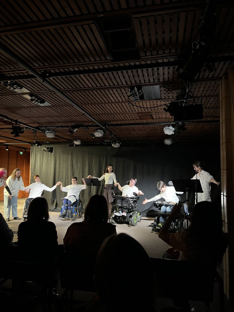 Shedin kirjoitusklubin esitys ”Hannusta ja Kertusta” tarjoili vivahteikkaan &amp; verrattoman tekstikimaran, nuorten itsensä sanoittamana - kiitos! 📝🎭 <a href="/ShedHelsinki/">ShedHelsinki</a> #esilläyhdessäturvassa <a href="/ElisaOyj/">Elisa</a>