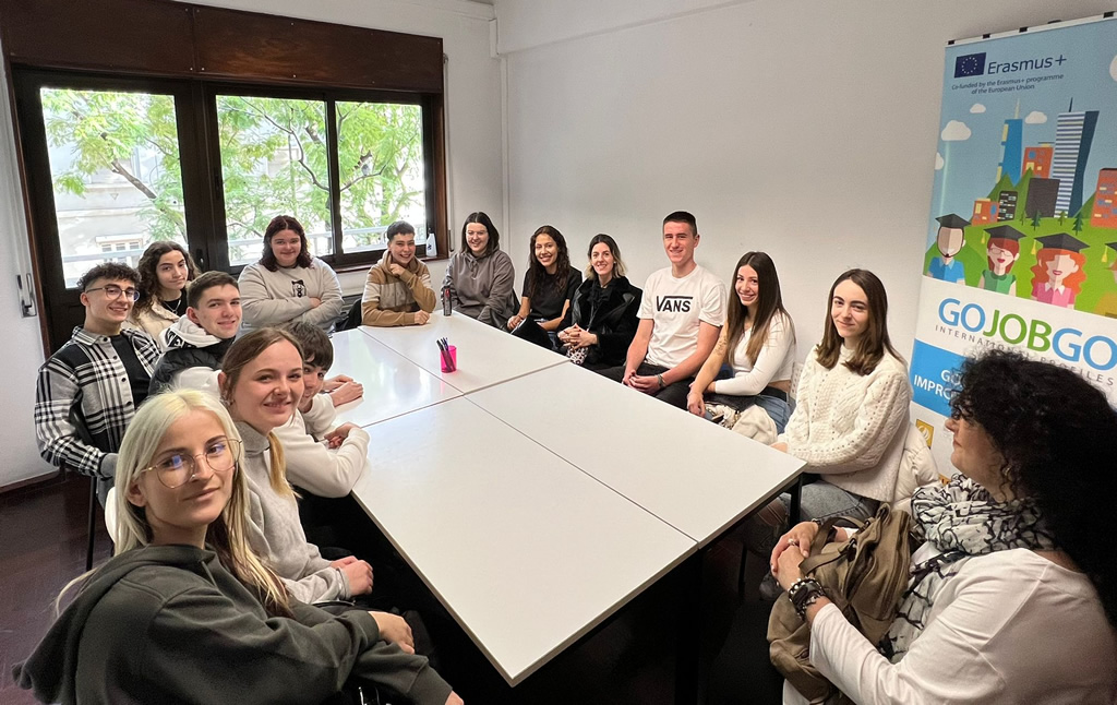 SopenaBilbao's tweet photo. Alumnado del centro inicia sus prácticas Erasmus+ en países europeos. El grupo de Portugal, acompañadas por profesorado del centro, conoce sus destinos laborales y a los responsables de las empresas.
https://t.co/5ggRFeVSvh
#LaOportunidaddeSuperarte
#ContigoSopeñaEsMás https://t.co/5QuCr1jVsx