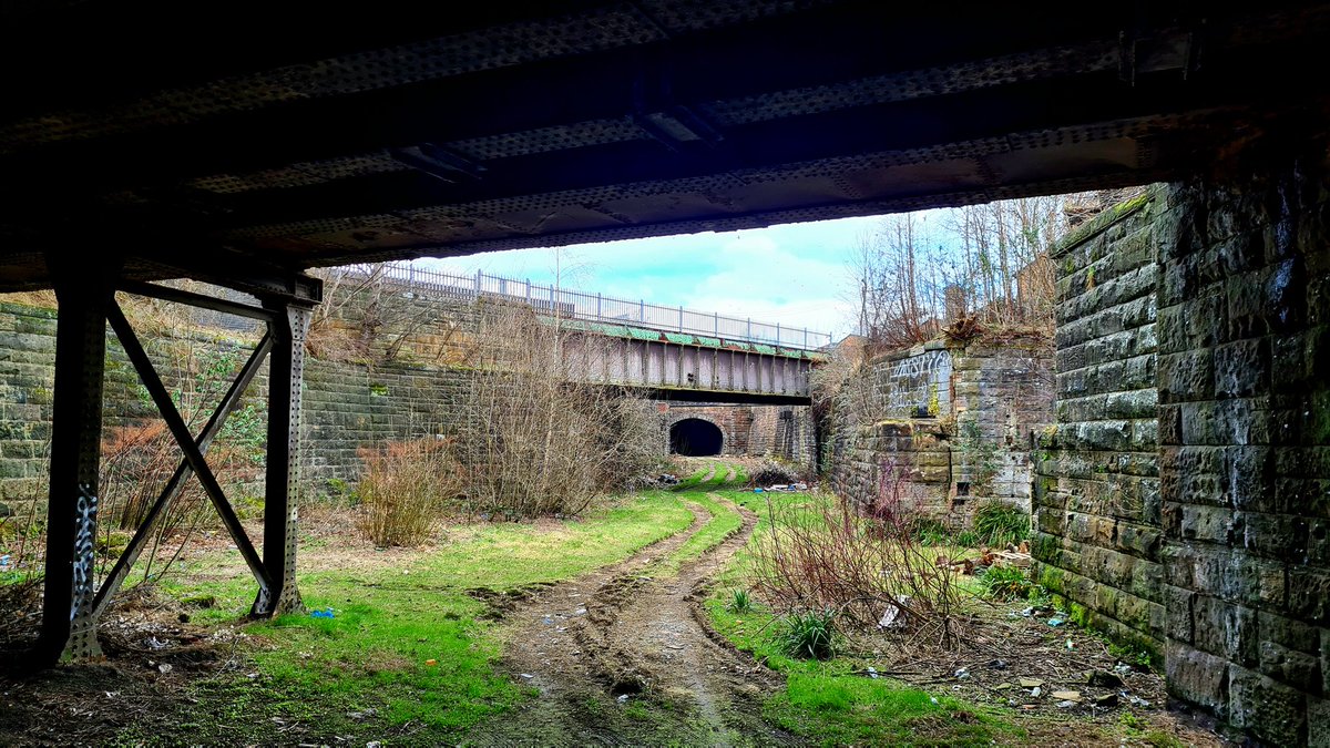 Abandoned railway line passing under Crownpoint Road in the east end of Glasgow before disappearing under the city towards the northwest. 

#glasgow #abandonedglasgow #abandonedengineering #oldrailwaylines #railwayhistory #glasgowhistory #railways #bridgeton #gallowgate