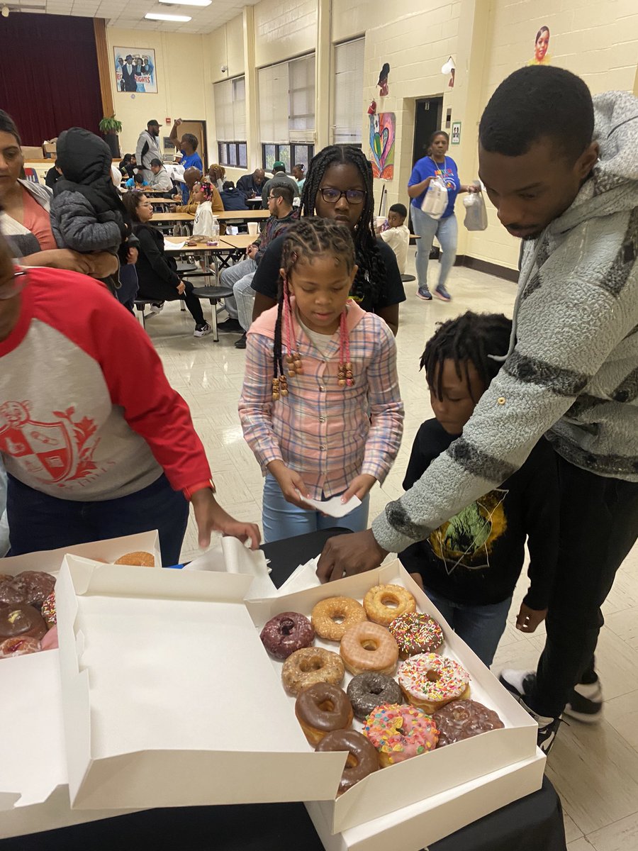 TanaziaCIS's tweet photo. I hosted this event today to honor all guys involved in ours kids lives letting them know they are valued, appreciated, and welcomed here at Conley Hills! Thanks so much dudes for showing up and showing out for our children ♥️ @ConleyHillsCubs  @cisatlanta @PagingDrBates https://t.co/PPIlqGQZNz