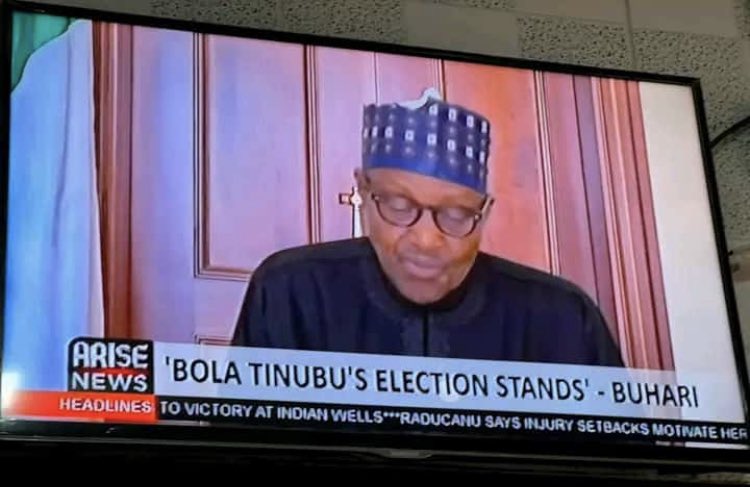 eduhandsome_'s tweet photo. If this one isn’t a mad man then I don’t know the definition of a mad man in 2023. 
Who told buhari that an outgoing president has the audacity to impose a man who rigged an election on 200m people. 
I think he’s steady going insane. Mr. Peter Obi won the election u 🤡 . IREV. https://t.co/3BCnUiJfT7