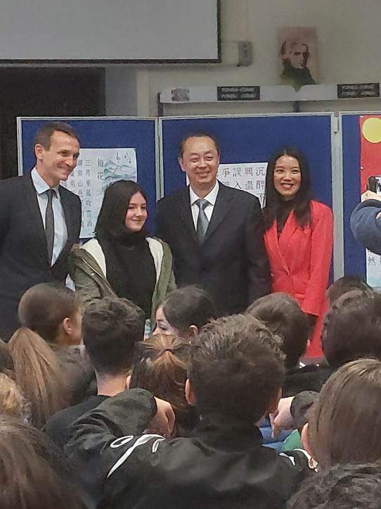 Le collège a reçu aujourd’hui la visite du consul de Chine, venu rencontrer les élèves optionnaires de chinois. Nous œuvrons pour le développement des échanges linguistiques et culturels ! 🇨🇳