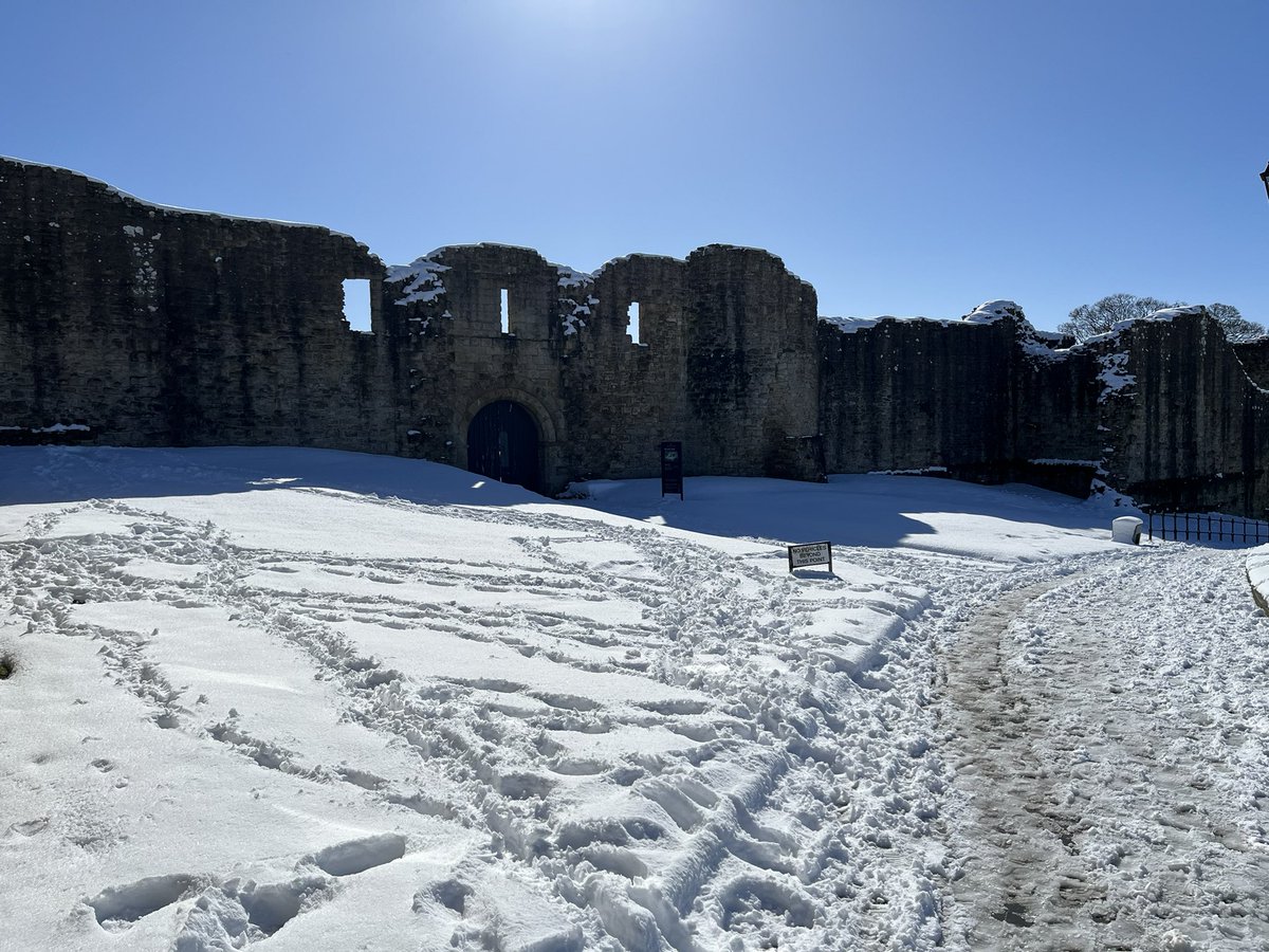 jonty1971's tweet photo. Christmas Card scenes in “meteorological Spring” (that’s Winter to you & I for another 11 days yet!) 😎❄️ ⛄️ 🚶♂️👍
#BarnardCastle #Buttermarket #BowesMuseum #CountyDurham #snowday #sunshine #bluesky #winter #notspringyet https://t.co/UFNVEmUm1h