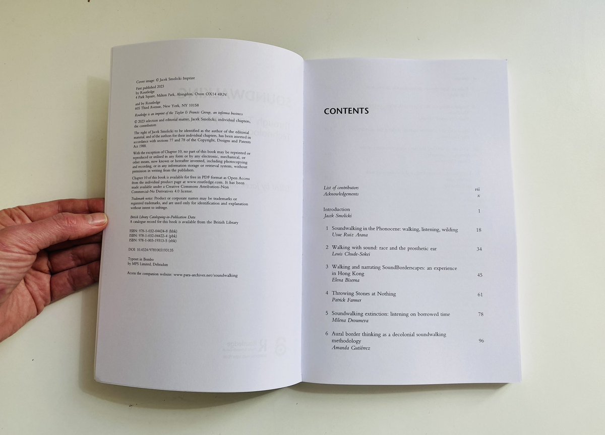 elenabiserna's tweet photo. ✨Today this beauty has arrived in my postbox. Congrats @jaceksmolicki!
I contributed a chapter on walking and narrating #SoundBorderscapes that stems from a project in Hong Kong with soundpocket in 2019.
Looking forward to reading everything! The table of contents is here 👇🏼 https://t.co/RN272G1xKj