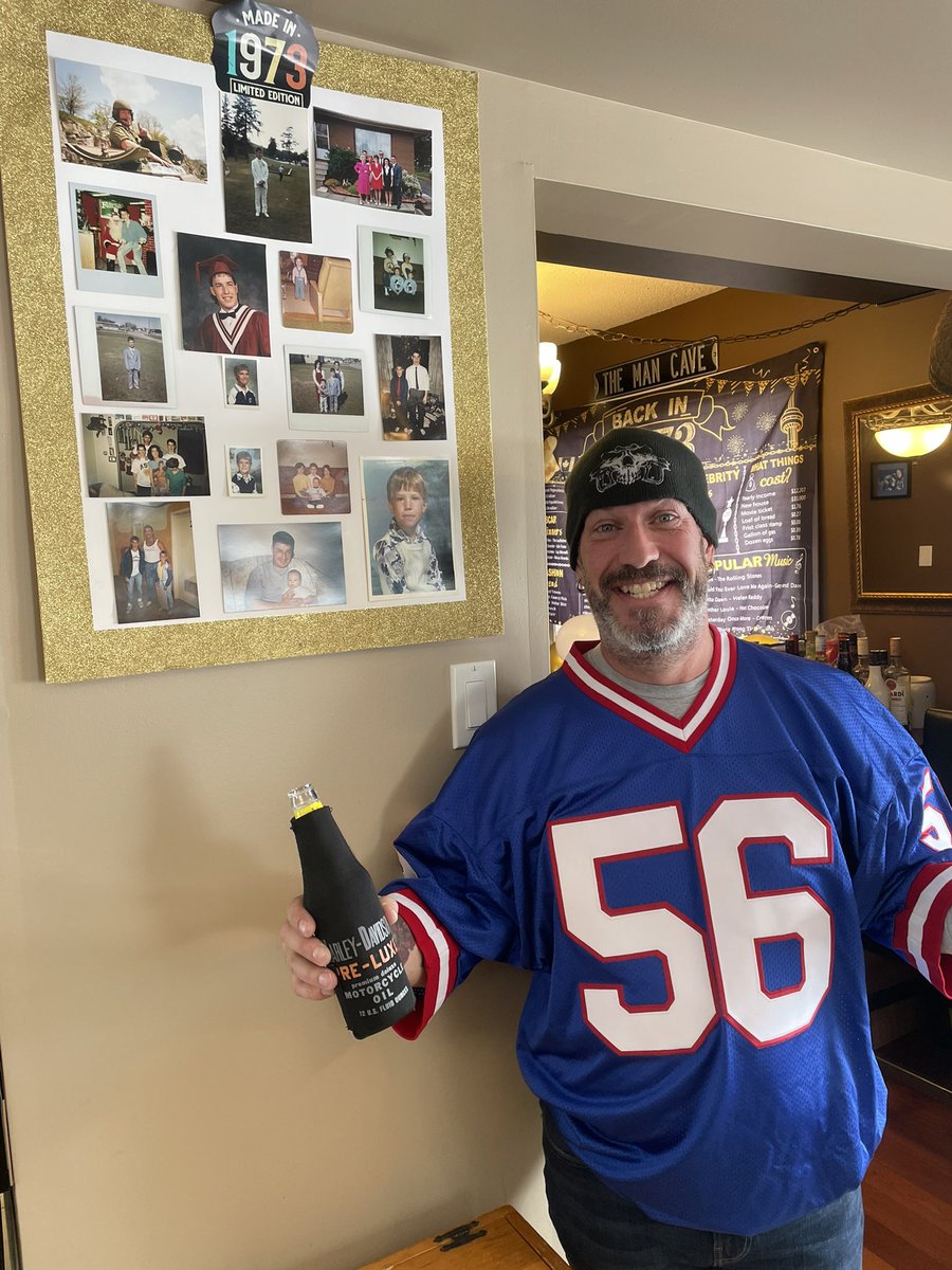 TDOGretired88's tweet photo. @LT_56 Turned 50 today and my girlfriend surprised me with this!! So excited!! You’re the reason I became a Giants fan in Canada!! https://t.co/yjMdgurwdj
