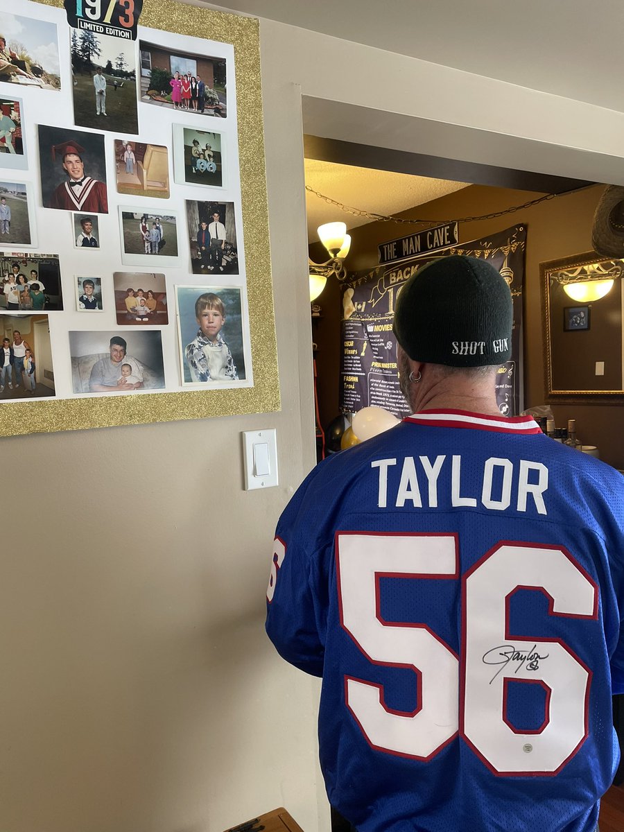 TDOGretired88's tweet photo. @LT_56 Turned 50 today and my girlfriend surprised me with this!! So excited!! You’re the reason I became a Giants fan in Canada!! https://t.co/yjMdgurwdj