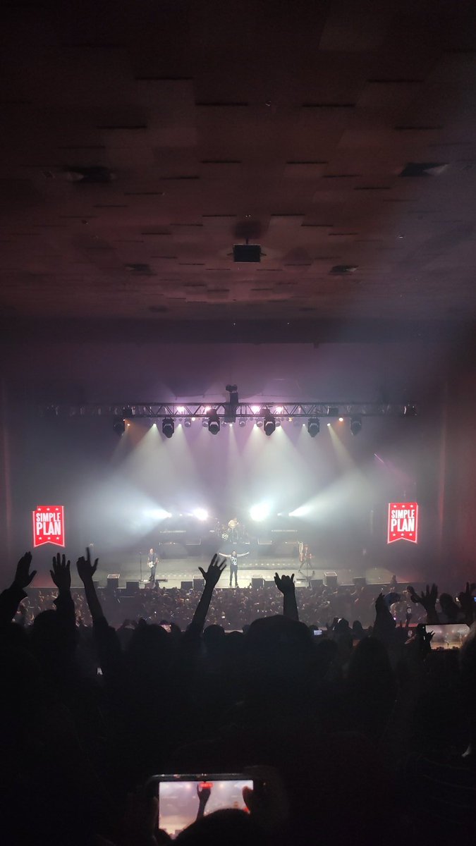 AmaroMeliza's tweet photo. One of my best night indeed β₯οΈπ
#SimplePlanInManila #SimplePlanAtNFT #SimplePlan https://t.co/FrT53o93rd