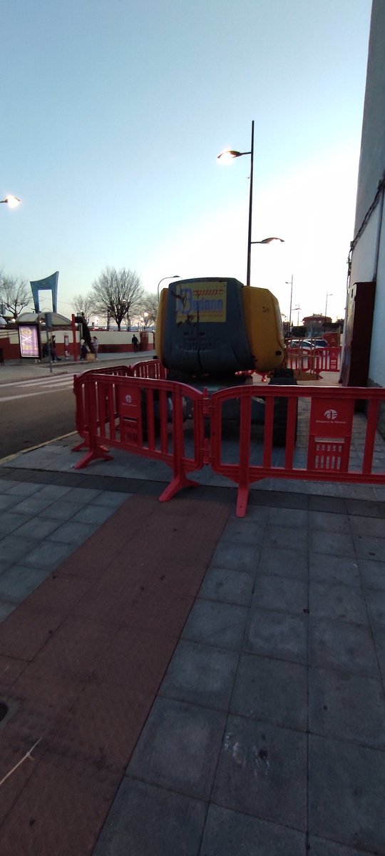 eloy15's tweet photo. @AytoAzuqueca @JL_Blanco  así nos encontramos los vecinos del barrio de la estación, con el acceso al paso de peatones cortado, serán capaces de dejar la grúa ahí todo el fin de semana https://t.co/lXUkazbm1U