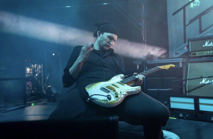 Eye0pener's tweet image. JK in action last night with @janesaddiction ! 🎸🔥

📸 Steve Rose IG

#joshklinghoffer #pluralone #janesaddiction #perryfarrell #ericavery #stephenperkins @Pluralone1 @orgmusiclabel @perryfarrell