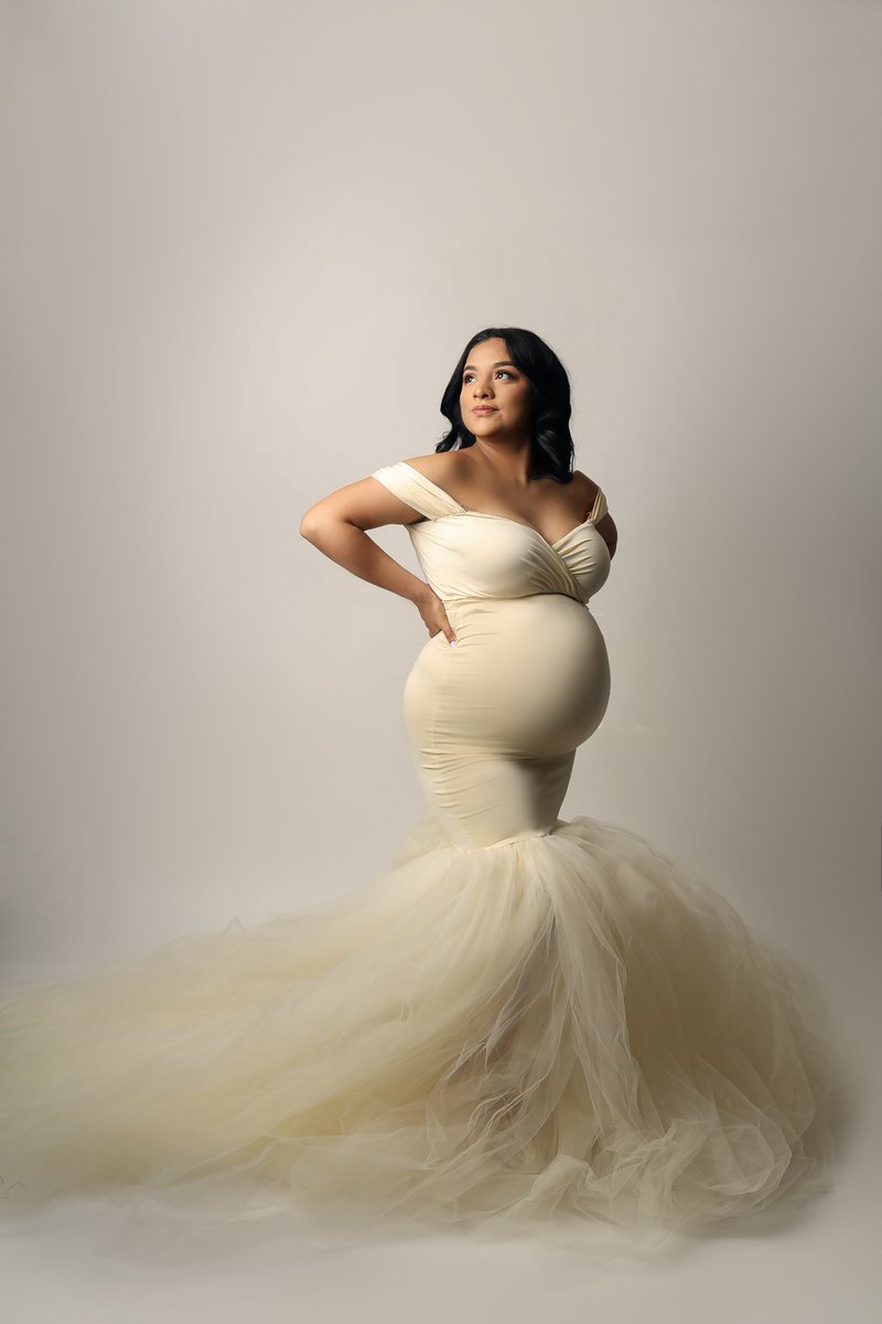 VaneHinojosa15's tweet photo. ‘Ni Sus Brujería, Tanta Mala Vibra, No Pueden Conmigo’ #Big24 #maternityshoot #BestBday https://t.co/Szz7wEjUAS