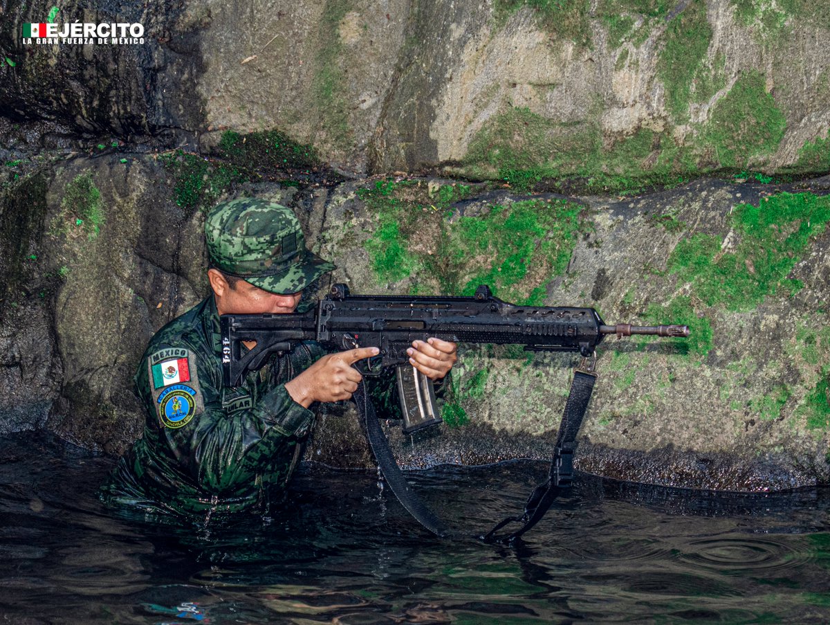 El #SoldadoMexicano se adiestra para cualquier desafío.
#EjércitoMexicano
#36ZonaMilitar
#EstamosEnTi
#UnidosSomosLaGranFuerzaDeMéxico.