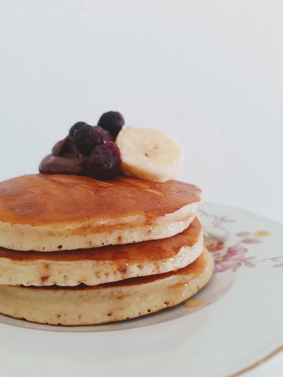 Confettiarg's tweet photo. Hoy es viernes y eso significa pancakes para el desayuno de los niñitos de la casa. 

Rápido y económico. Acompañamos con Nutella, bananas, arándanos, maple syrup y las últimas gotas de sirope de almendras de @FMilanessi https://t.co/Rh2qGsePsZ