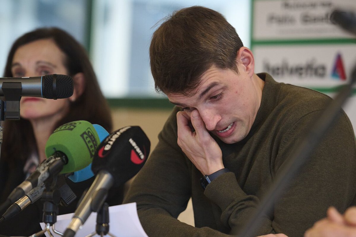 bequisoain's tweet photo. Siempre que se le llama para una entrevista responde. Siempre que hay que hacer un reportaje 'diferente' ahí está. Atento. Educado. Con la mejor de las sonrisas. El balonmano te echará de menos, @chocarro17. La prensa, también. Dejas un gran poso, capi. 
📸 @iportovi https://t.co/OpRmO3Vimk