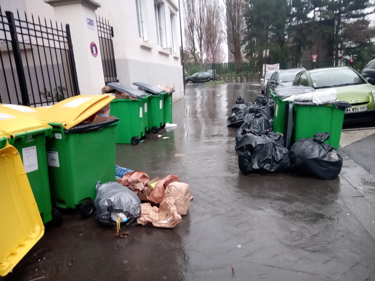 Mon époux est éboueur à la ville de Paris, c'est un métier pénible, peu de weekend, horaires décalés, métier  indispensable , mal payé et mal reconnu en catégorie C.   Invisibles sauf quand ils se mettent en grève.
Je soutiens la mobilisation des éboueurs.
64 ans, c'est non!