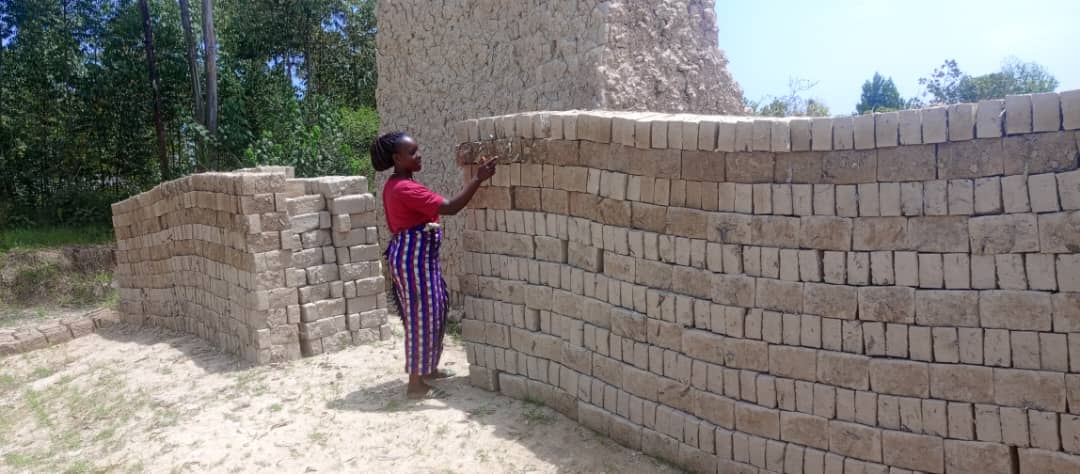 Unity15Strength's tweet image. Here's Nurse Shiba monitoring the Brick-making project. Nurse Shiba is the Chairperson of the newly formed KAASO Staff Development Association, which will issue #microloans to individuals and groups working at KAASO to run #SmallBusinesses to supplement their salaries 👌