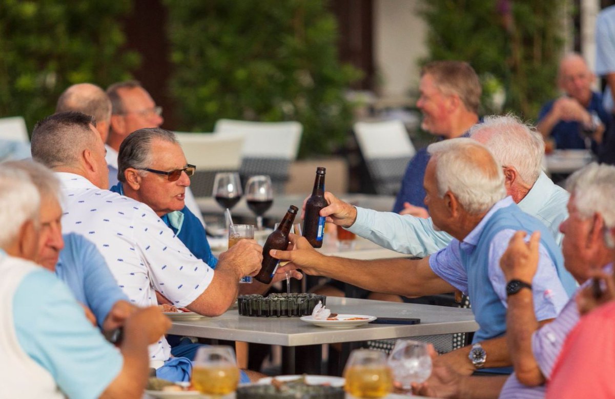 Cheers to the weekend! Make every moment one to celebrate!

#swcc #shadowwood #countryclub #swfl #florida #golflife #tennislife #golfcourse #golf #cheers #weekend #fridayfun