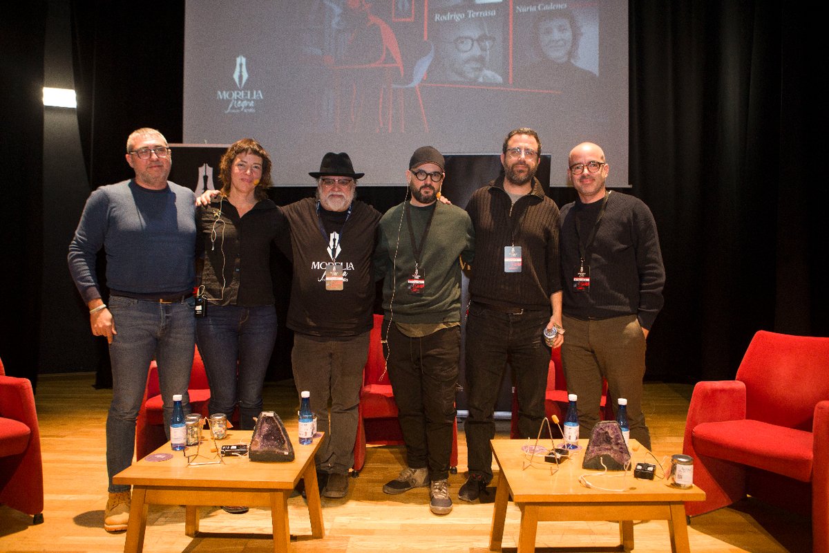 En la mesa “València en negre Joan Carles Ventura, Jordi Colonques, Joan Canela y Rodrigo Terrass junto a Núria Cadenes conversaron sobre novelas y crónicas periodísticas de nuestros tópicos, ironizan sobre ellos y se adentran en la realidad de nuestra tierra. 

#morellanegra23