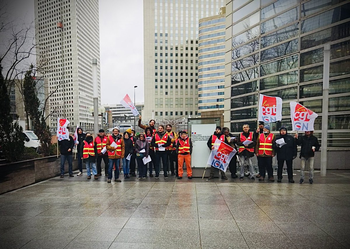 GiffaultE's tweet photo. Rassemblement des agents de l’IGN devant le MTE à la Défense, pour dire non à la réforme du temps de travail - https://t.co/hFddArYGe1 @sorianotech @IGNFrance @comite_ign #IGNFrance https://t.co/S9788Fftz2