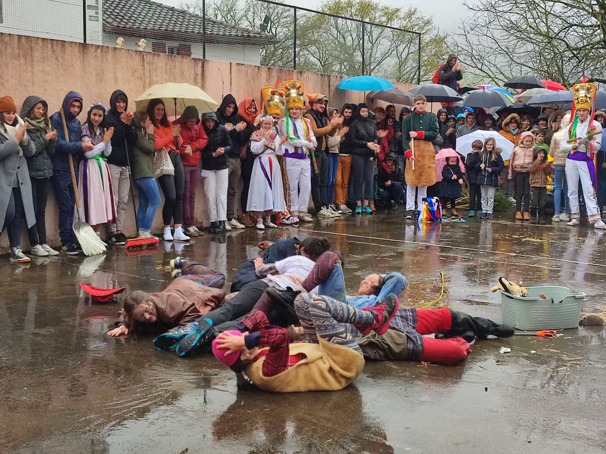 Aurtengo libertimenduen aroa bururatzen ari da.
Ibiakoitz huntan Hazparnen emana da hitzordua eta igandean Bunuzen. Azken aldikotz, zirtzilek eta bolantek plaza hartuko dute martxoaren 24an Lartzabaleko Manex Erdozaintzi Etxart kolegioan 🔊👇
irulegikoirratia.eus/tokiko-gaiak/a…