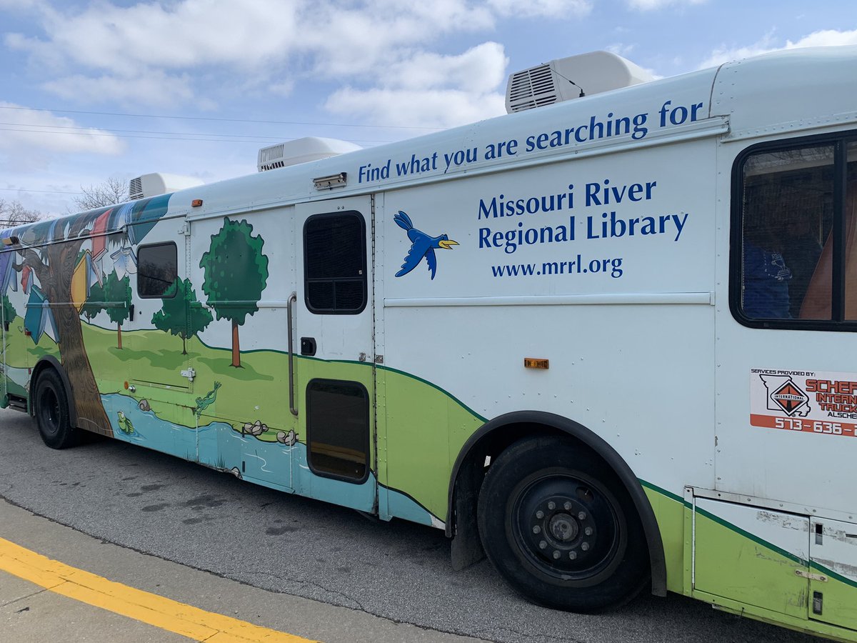 FickPartyof5's tweet photo. Lots of nostalgia when the BookMobile rolls in!! @chskyhawk @mrrl https://t.co/z1euc22tgA