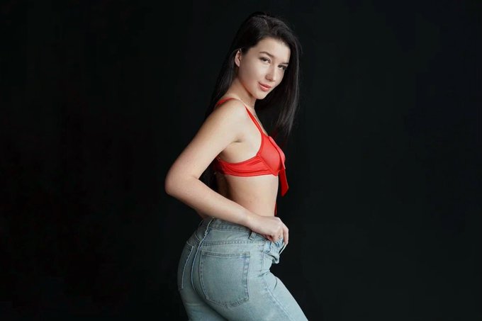 New photo series. Which one do you like more?💋🐈&zwj;⬛ https://t.co/ArZazyfmZk