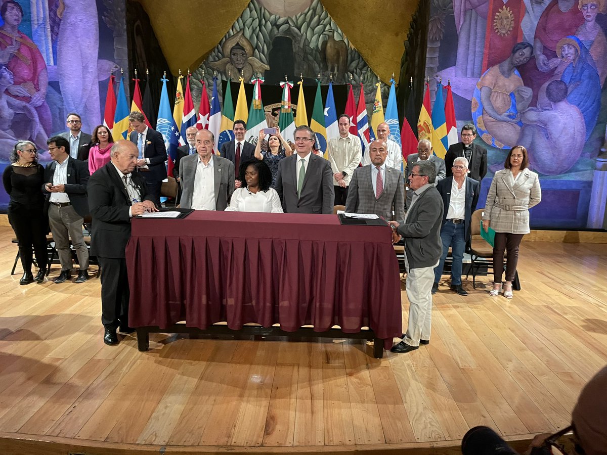 IvanCepedaCast's tweet photo. Se firma la Nueva Agenda para la Paz de Colombia (Acuerdo de Mexico): https://t.co/hsDPPvCdLp