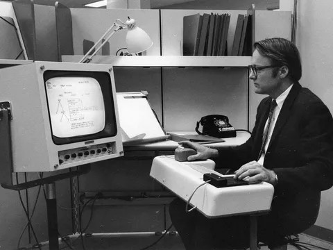 RelatocuriosoK's tweet image. - Demostración de uno de los primeros ratones de computadora, 1968