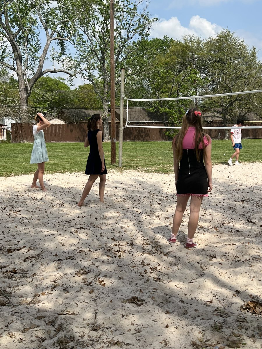 AlvinJacketVB's tweet photo. Mack, Ana &amp; Emily playing some volleyball on kid day! ❤️🏐 https://t.co/zY9BDt5T66